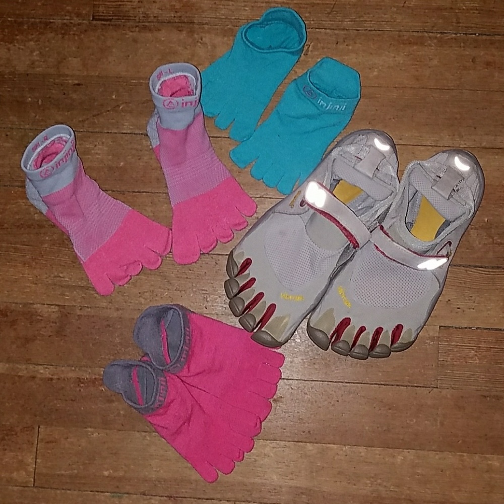 Vibram FiveFingers w/ 3 pairs of Injiji socks